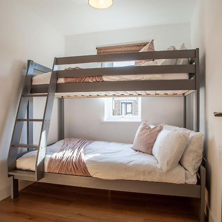 Modern 3 Bedroom House With Parking 바스 외부 사진